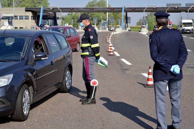 Milan, Coronavirus - Traffic police checks at the highway barrier, Milano Sud exit, Melegnano for possible Easter exodus (Maurizio Maule Fotogramma, Milan - 2020-04-10) p.s. la foto e utilizzabile nel rispetto del contesto in cui e stata scattata, e senza intento diffamatorio del decoro delle persone rappresentate  Copyright: xMaurizioxMaulex xFOTOGRAMMAx