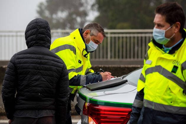 April 9, 2020, Porto, Portugal: A policeman inspects a driver at the main entrance of the city asking for documentation for not staying home during the Easter holidays amid Coronavirus outbreak in Porto..Easter period, From April 9th until April 13th the movement of people outside the municipality of residence is prohibited, and people will only be able to leave their municipality of residence if they have proof of the working entity. Within this period of time the police will inspect highways and public transports, this is done to prevent the spread of coronavirus in Portugal. Porto Portugal - ZUMAs197 20200409_zaa_s197_134 Copyright: xDiogoxBaptistax