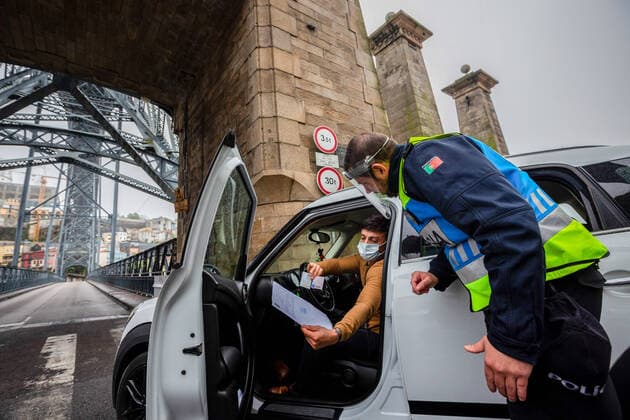 April 9, 2020, Porto, Portugal: A policeman inspects a driver at the main entrance of the city asking for documentation for not staying home during the Easter holidays amid Coronavirus outbreak in Porto..Easter period, From April 9th until April 13th the movement of people outside the municipality of residence is prohibited, and people will only be able to leave their municipality of residence if they have proof of the working entity. Within this period of time the police will inspect highways and public transports, this is done to prevent the spread of coronavirus in Portugal. Porto Portugal - ZUMAs197 20200409_zaa_s197_136 Copyright: xDiogoxBaptistax
