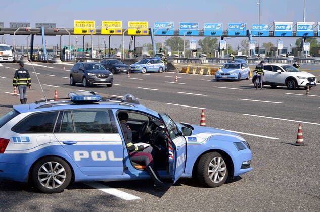 Milan, Coronavirus - Traffic police checks at the highway barrier, Milano Sud exit, Melegnano for possible Easter exodus (Maurizio Maule Fotogramma, Milan - 2020-04-10) p.s. la foto e utilizzabile nel rispetto del contesto in cui e stata scattata, e senza intento diffamatorio del decoro delle persone rappresentate  Copyright: xMaurizioxMaulex xFOTOGRAMMAx