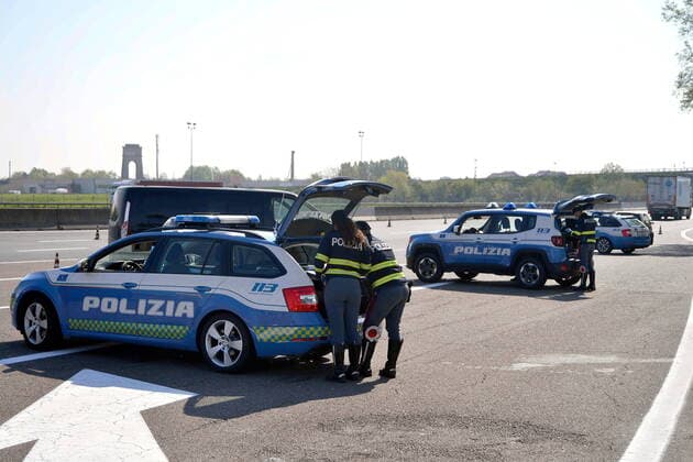Milan, Coronavirus - Traffic police checks at the highway barrier, Milano Sud exit, Melegnano for possible Easter exodus (Maurizio Maule Fotogramma, Milan - 2020-04-10) p.s. la foto e utilizzabile nel rispetto del contesto in cui e stata scattata, e senza intento diffamatorio del decoro delle persone rappresentate  Copyright: xMaurizioxMaulex xFOTOGRAMMAx