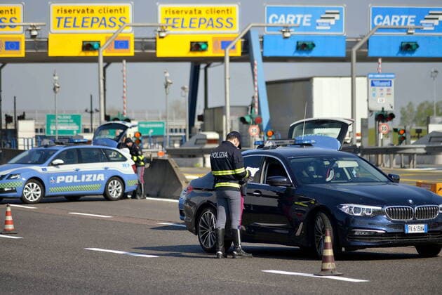 Milan, Coronavirus - Traffic police checks at the highway barrier, Milano Sud exit, Melegnano for possible Easter exodus (Maurizio Maule Fotogramma, Milan - 2020-04-10) p.s. la foto e utilizzabile nel rispetto del contesto in cui e stata scattata, e senza intento diffamatorio del decoro delle persone rappresentate  Copyright: xMaurizioxMaulex xFOTOGRAMMAx