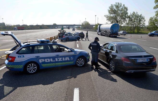 Milan, Coronavirus - Traffic police checks at the highway barrier, Milano Sud exit, Melegnano for possible Easter exodus (Maurizio Maule Fotogramma, Milan - 2020-04-10) p.s. la foto e utilizzabile nel rispetto del contesto in cui e stata scattata, e senza intento diffamatorio del decoro delle persone rappresentate  Copyright: xMaurizioxMaulex xFOTOGRAMMAx