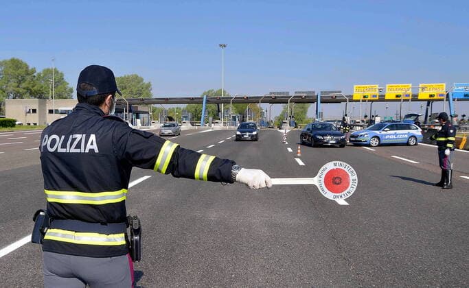 Milan, Coronavirus - Traffic police checks at the highway barrier, Milano Sud exit, Melegnano for possible Easter exodus (Maurizio Maule Fotogramma, Milan - 2020-04-10) p.s. la foto e utilizzabile nel rispetto del contesto in cui e stata scattata, e senza intento diffamatorio del decoro delle persone rappresentate  Copyright: xMaurizioxMaulex xFOTOGRAMMAx