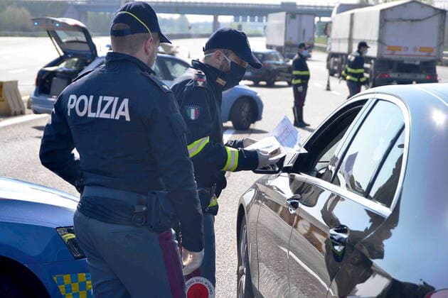 Milan, Coronavirus - Traffic police checks at the highway barrier, Milano Sud exit, Melegnano for possible Easter exodus (Maurizio Maule Fotogramma, Milan - 2020-04-10) p.s. la foto e utilizzabile nel rispetto del contesto in cui e stata scattata, e senza intento diffamatorio del decoro delle persone rappresentate  Copyright: xMaurizioxMaulex xFOTOGRAMMAx