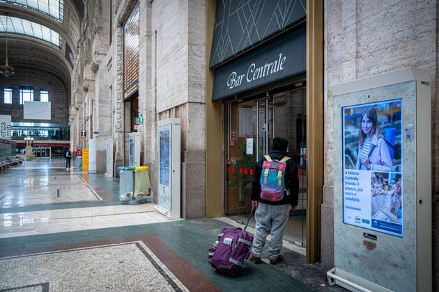 Milan - Central Station. Almost deserted station, very few passengers due to restrictions to prevent coronavirus (Marco Passaro Fotogramma, Milan - 2020-04-10) p.s. la foto e utilizzabile nel rispetto del contesto in cui e stata scattata, e senza intento diffamatorio del decoro delle persone rappresentate  Copyright: xMarcoxPassarox xFOTOGRAMMAx