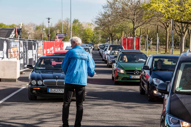 Ecumenical service on Good Friday in the drive-in cinema at the exhibition car park in Düsseldorf, a response to the unusual circumstances caused by the coronavirus pandemic ÐÊthe queue of cars at the entrance