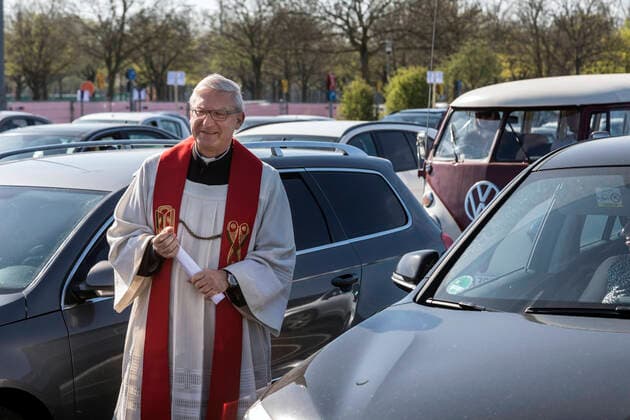 Ecumenical service on Good Friday in the drive-in cinema at the exhibition car park in Düsseldorf, a response to the unusual circumstances caused by the coronavirus pandemic ÐÊthe city dean Frank Heidkamp