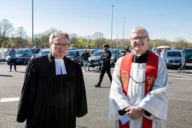 Ecumenical service on Good Friday in the drive-in cinema at the exhibition car park in Düsseldorf, a response to the unusual circumstances caused by the coronavirus pandemic ÐÊv l Superintendent Heinrich Fucks, City Dean Frank Heidkamp