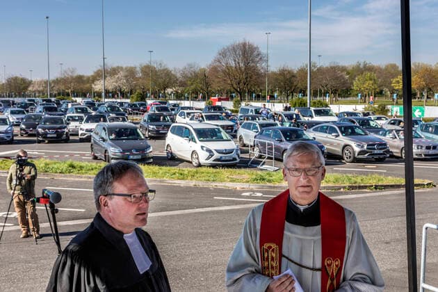 Ecumenical service on Good Friday in the drive-in cinema at the exhibition car park in Düsseldorf, a response to the unusual circumstances caused by the coronavirus pandemic ÐÊv l Superintendent Heinrich Fucks, City Dean Frank Heidkamp
