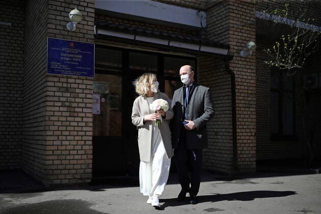 MOSCOW, RUSSIA - APRIL 10, 2020: Newlyweds after a marriage registration by the Tagansky registry office. Since March 27, 2020, people can submit applications for a marriage registration in Moscow only by phone or a public services portal, and the Moscow registry offices and wedding palaces do not hold ceremonies with guests. Sergei Bobylev TASS  TS0D532A
