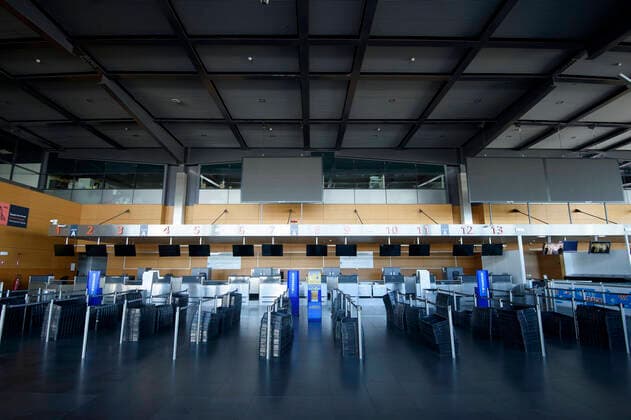 Illustration picture shows the check-in during a visit to several services at Brussels South Airport, in Gosselies, Charleroi, Friday 10 April 2020. Belgium is in its fourth week of confinement in the ongoing corona virus crisis.  POOLxCHRISTOPHExLICOPPE 2494937