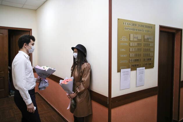 MOSCOW, RUSSIA - APRIL 10, 2020: Young people ahead of a marriage registration at the Tagansky registry office. Since March 27, 2020, people can submit applications for a marriage registration in Moscow only by phone or a public services portal, and the Moscow registry offices and wedding palaces do not hold ceremonies with guests. Sergei Bobylev TASS  TS0D533E