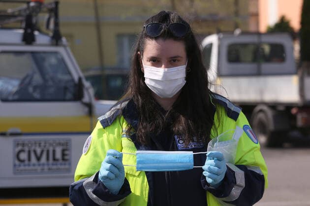Modena. Civil Protection staff distributes surgical masks to citizens to counter the spread of Coronavirus (ROBERTO BRANCOLINI Fotogramma, Modena - 2020-04-10) p.s. la foto e utilizzabile nel rispetto del contesto in cui e stata scattata, e senza intento diffamatorio del decoro delle persone rappresentate  Copyright: xROBERTOxBRANCOLINIx xFOTOGRAMMAx