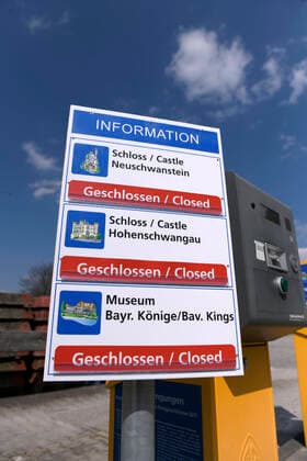 09 04 2020, Füssen in Allgäu, negative effects of the corona virus pandemic on tourism in the Allgäu, normally a tourist hotspot, the castles in Bavaria are now all orphaned, here the car park under Neuschwanstein Castle Not a single car in the otherwise overcr