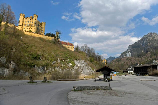 09 04 2020, Füssen in Allgäu, negative effects of the corona virus pandemic on tourism in the Allgäu, normally a tourist hotspot, the castles in Bavaria are now all orphaned, here Hohenschwangau Castle The parking without a car 09 04 2020, effects of tourism due to corona virus 09 04 2020, effects of tourism due to corona virus