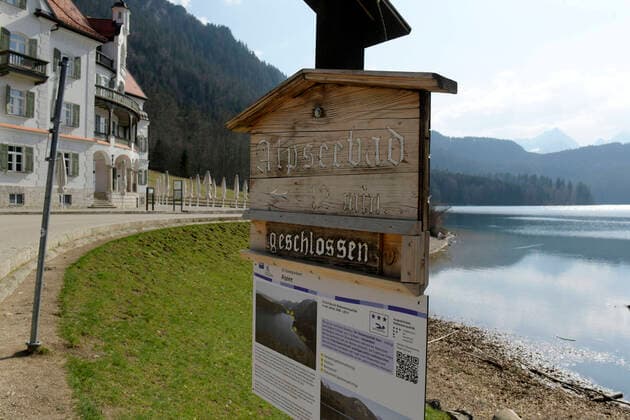 09 04 2020, Füssen in Allgäu, negative effects of the corona virus pandemic on tourism in the Allgäu, normally a tourist hotspot, the castles in Bavaria are now all orphaned, here the Alpsee under the castle Hohenschwangau The Alpseebad is closed 09 04 2020, effects of tourism because of corona virus 09 04 2020, effects of tourism because of corona virus