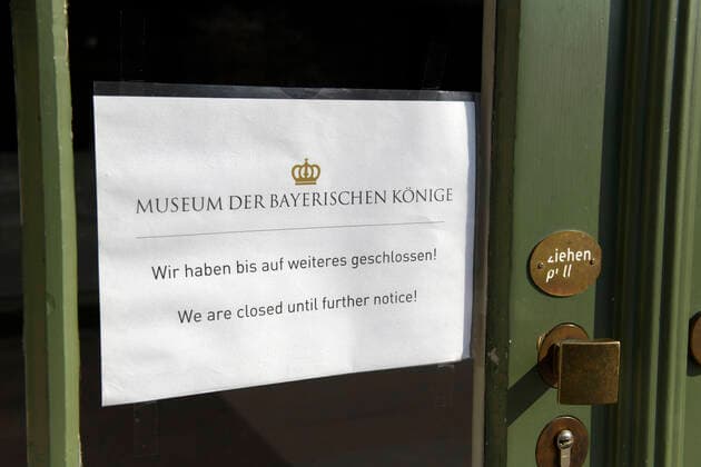 09 04 2020, Füssen in Allgäu, negative effects of the corona virus pandemic on tourism in the Allgäu, normally a tourist hotspot, the castles in Bavaria are now all orphaned, here at the Alpsee under the castle Hohenschwangau at the Museum of the Bavarian Kings We are closed until further notice 09 04 2020, effects of tourism because of corona virus 09 04 2020, effects of tourism because of corona virus