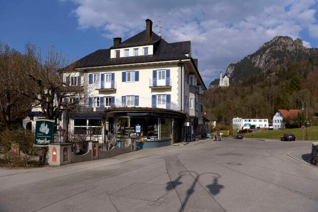 09 04 2020, Füssen in Allgäu, negative effects of the corona virus pandemic on tourism in the Allgäu, normally a tourist hotspot, the castles in Bavaria are now all orphaned, here at the Alpsee under the castle Hohenschwangau A souvenir shop has closed 09 04 2020, effects of tourism due to corona virus 09 04 2020, effects of tourism due to corona virus
