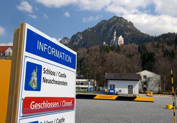 09 04 2020, Füssen in Allgäu, negative effects of the corona virus pandemic on tourism in the Allgäu, normally a tourist hotspot, the castles in Bavaria are now all orphaned, here the parking lot under Neuschwanstein Castle Not a single car in the otherwise crowded area around the castles At the pa