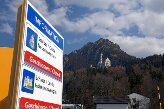 09 04 2020, Füssen in Allgäu, negative effects of the corona virus pandemic on tourism in the Allgäu, normally a tourist hotspot, the castles in Bavaria are now all orphaned, here the parking lot under Neuschwanstein Castle Not a single car in the otherwise crowded area around the castles At the pa