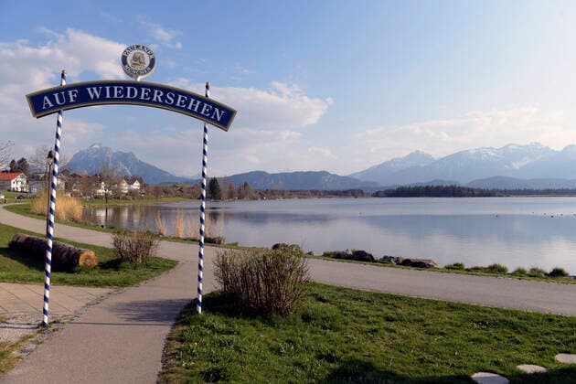09 04 2020, Hops in Allgäu, Negative effects on tourism in Allgäu due to the Corona Virus Pandemic, normally a tourist hotspot, The promenade at Hopfensee near Füssen in Allgäu is now orphaned, here a brewery sign at a beer garden Goodbye 09 04 2020, Effects of tourism due to Corona Virus 09 04 2020, Effects of tourism due to Corona Virus