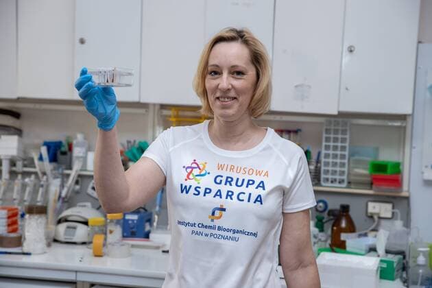 Polish scietists have developed their own test for SARS-CoV-2 detection dr Luiza Handschuh wears a T-shirt with a slogan that reads: Virus Support Group Polish scientists of the Institute of Bioorganic Chemistry Polish Academy of the Sciences have developed their own test for SARS-CoV-2 detection on April 10, 2020 in Poznan, Poland. EN_01424292_0001 