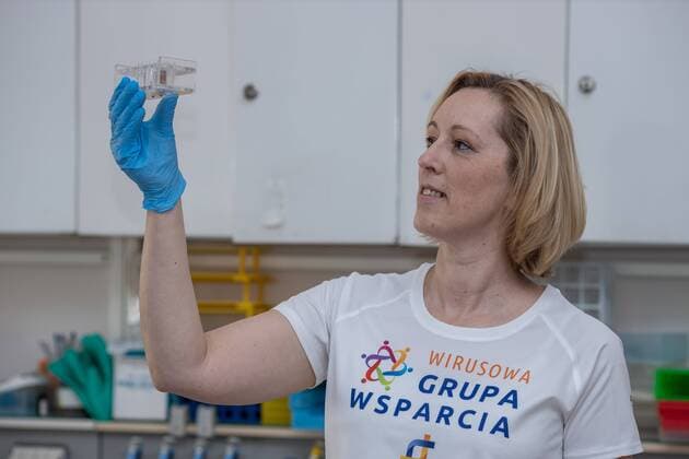 Polish scietists have developed their own test for SARS-CoV-2 detection dr Luiza Handschuh wears a T-shirt with a slogan that reads: Virus Support Group Polish scientists of the Institute of Bioorganic Chemistry Polish Academy of the Sciences have developed their own test for SARS-CoV-2 detection on April 10, 2020 in Poznan, Poland. EN_01424292_0005 