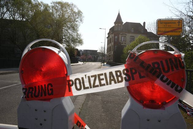 In the Saarland town of Hanweiler, the border between Germany and France will be closed on Good Friday 10 4 2020 due to the corona pandemic The demarcation of the border due to the corona virus is a historical and decisive experience for the people bub