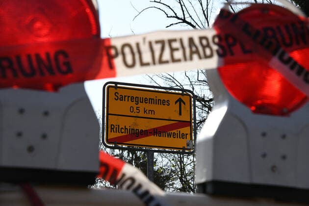 In the Saarland town of Hanweiler, the border between Germany and France will be closed on Good Friday 10 4 2020 due to the corona pandemic The demarcation of the border due to the corona virus is a historical and decisive experience for the people bub