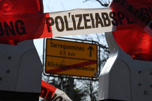 In the Saarland town of Hanweiler, the border between Germany and France will be closed on Good Friday 10 4 2020 due to the corona pandemic The demarcation of the border due to the corona virus is a historical and decisive experience for the people bub