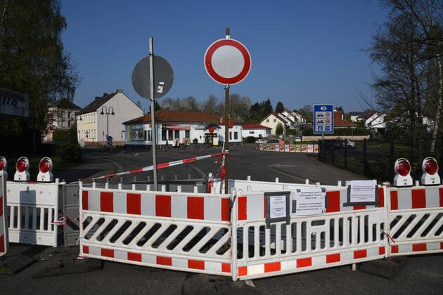 In the Saarland town of Hanweiler, the border between Germany and France will be closed on Good Friday 10 4 2020 due to the corona pandemic The demarcation of the border due to the corona virus is a historical and decisive experience for the people bub