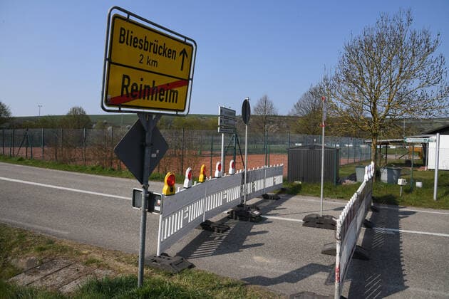 In the Saarland town of Reinheim, the border between Germany and France will be closed on Good Friday 10 4 2020 due to the corona pandemic The demarcation of the border due to the corona virus is a historical and far-reaching experience for the people bub