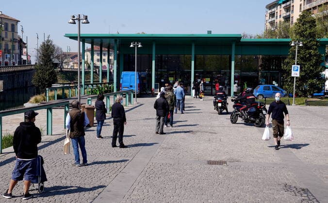 Milan, queues of people at the Ticino municipal market in Piazza 24 Maggio for coronavirus emergency (Duilio Piaggesi Fotogramma, - 2020-04-10) p.s. la foto e utilizzabile nel rispetto del contesto in cui e stata scattata, e senza intento diffamatorio del decoro delle persone rappresentate  Copyright: xDuilioxPiaggesix xFOTOGRAMMAx