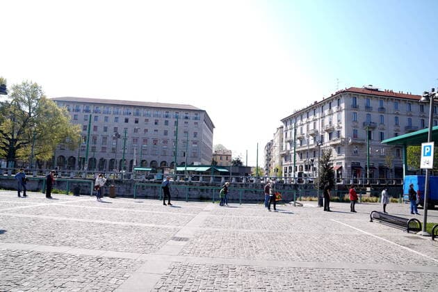 Milan, queues of people at the Ticino municipal market in Piazza 24 Maggio for coronavirus emergency (Duilio Piaggesi Fotogramma, Milan - 2020-04-10) p.s. la foto e utilizzabile nel rispetto del contesto in cui e stata scattata, e senza intento diffamatorio del decoro delle persone rappresentate  Copyright: xDuilioxPiaggesix xFOTOGRAMMAx