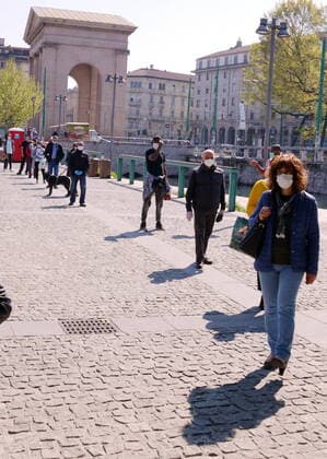 Milan, queues of people at the Ticino municipal market in Piazza 24 Maggio for coronavirus emergency (Duilio Piaggesi Fotogramma, Milan - 2020-04-10) p.s. la foto e utilizzabile nel rispetto del contesto in cui e stata scattata, e senza intento diffamatorio del decoro delle persone rappresentate  Copyright: xDuilioxPiaggesix xFOTOGRAMMAx
