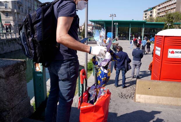 Milan, queues of people at the Ticino municipal market in Piazza 24 Maggio for coronavirus emergency, in the photo Easter eggs in the thick cart (Duilio Piaggesi Fotogramma, Milan - 2020-04-10) p.s. la foto e utilizzabile nel rispetto del contesto in cui e stata scattata, e senza intento diffamatorio del decoro delle persone rappresentate  Copyright: xDuilioxPiaggesix xFOTOGRAMMAx