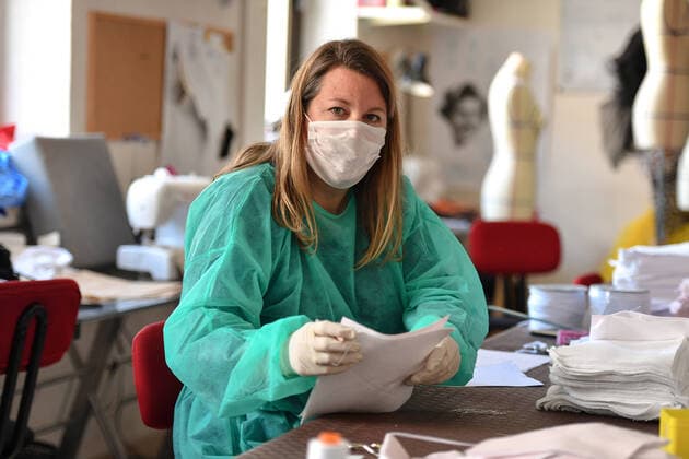 Coronavirus : Epidemie de Coronavirus Covid-19 - Atelier de fabrication de masques, ecole de Mode Cours Aline Buffet , Made In Cannes qui seront distribues a la population, Cannes Manufacturing workshop of protective masks made in Cannes that will be given to the population in Cannes - Coronavirus Covid-19 crisis Cannes 253970 2020-04-10 Cannes France  Copyright: xL.Urmanx xStarfacex STAR_253970_001