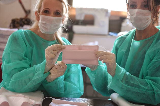 Coronavirus : Epidemie de Coronavirus Covid-19 - Atelier de fabrication de masques, ecole de Mode Cours Aline Buffet , Made In Cannes qui seront distribues a la population, Cannes Manufacturing workshop of protective masks made in Cannes that will be given to the population in Cannes - Coronavirus Covid-19 crisis Cannes 253970 2020-04-10 Cannes France  Copyright: xL.Urmanx xStarfacex STAR_253970_018