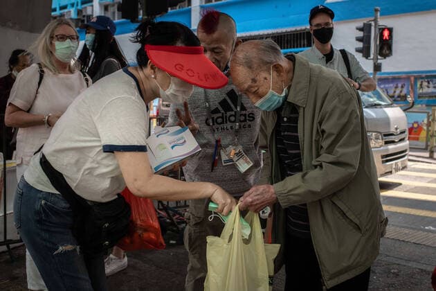 April 10, 2020, Hong Kong, China: A homeless man receives a surgical mask from a volunteer as a preventive measure against the spread of Coronavirus..As the coronavirus pandemic worsens, thousands of Hong Kong residents who live in cramped coffin homes or homeless situation are struggling to adjust to their new reality. Coronavirus cases in Hong Kong are close to the 1,000 mark. Hong Kong China - ZUMAs197 20200410_zaa_s197_028 Copyright: xSOPAxImagesx