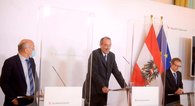 Vienna 10 04 2020, Vienna, AUT, Current developments on corona disease in Austria, press conference on a representative sample survey on Covid19 diseases, in picture from l Guenther Ogris SORA , Minister of Science Heinz Fassmann OeVP and Christoph Hofinger SORA from l Guenther Ogri  EP_str