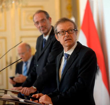 Vienna 10 04 2020, Vienna, AUT, Current developments on corona disease in Austria, press conference on a representative sample survey on Covid19 diseases, in picture from l Guenther Ogris SORA , Minister of Science Heinz Fassmann OeVP and Christoph Hofinger SORA from l Guenther Ogri  EP_str