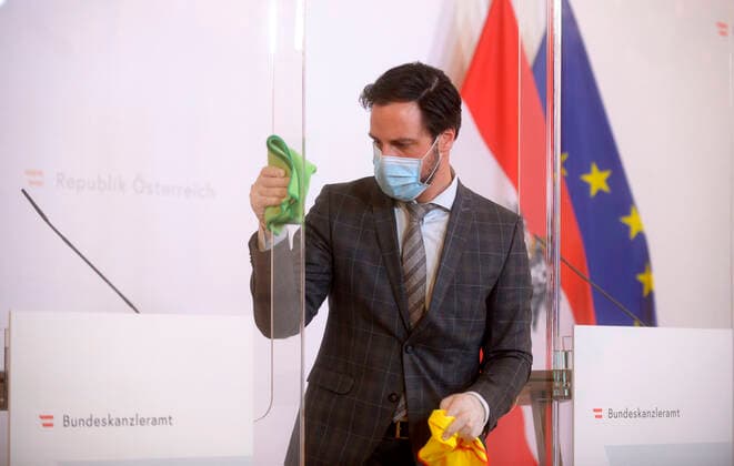 Vienna 10 04 2020, Federal Chancellery, Vienna, AUT, Acute developments on corona disease in Austria, press conference on capacity in Austrian hospitals, in picture A member of the Feder  EP_str