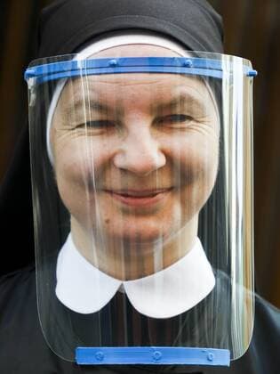 News Bilder des Tages Sisters of the Holy Spirit open Guido s Window where they distribute food for those in need Sisters of the Holy Spirit open Guido s Window where they distribute food for those in need during the coronavirus outbreak on April 10, 2020 in Krakow, Poland EN_01424250_0008 