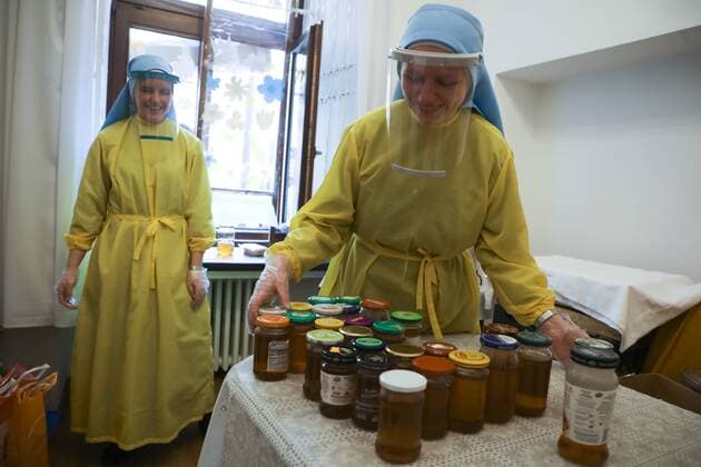 Sisters of the Holy Spirit open Guido s Window where they distribute food for those in need Sisters of the Holy Spirit open Guido s Window where they distribute food for those in need during the coronavirus outbreak on April 10, 2020 in Krakow, Poland EN_01424250_0013 