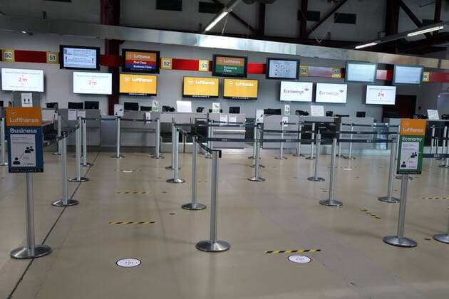 10 04 2020, Berlin, GER Effects of the corona pandemic No people at check-in in the terminal of Tegel Airport Terminal Terminal, Airport, Everyday life, curfew, curfew, Berlin, Check in, corona epidemic, corona pande
