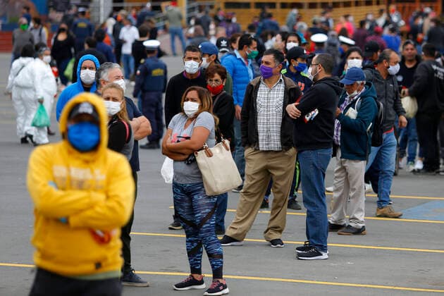 Valparaiso, April 10, 2020 People wait in line to buy products in Caleta Portales de Valparaiso Raul Zamora Aton Chile, Valparaiso Chile Aton 411163  Copyright: RAULxZAMORA ATONCHILE
