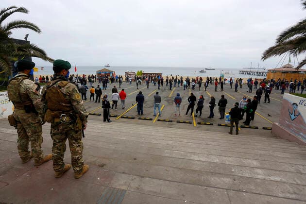 Valparaiso, April 10, 2020 People wait in line to buy products in Caleta Portales de Valparaiso Raul Zamora Aton Chile, Valparaiso Chile Aton 411170  Copyright: RAULxZAMORA ATONCHILE