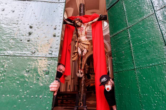 Bilder des Jahres 2020, News 04 April News Themen der Woche KW15 News Bilder des Tages Believers are next to the crucifix exposed, on the day of the Via Crucis. In Italy the lockdown still continue Government Decree declaring all of Italy a protected area to combat covid-19 - coronavirus infection, closing schools, public offices and shops.  Copyright: xSalvatorexLaportax xIPAx xKontrolabx