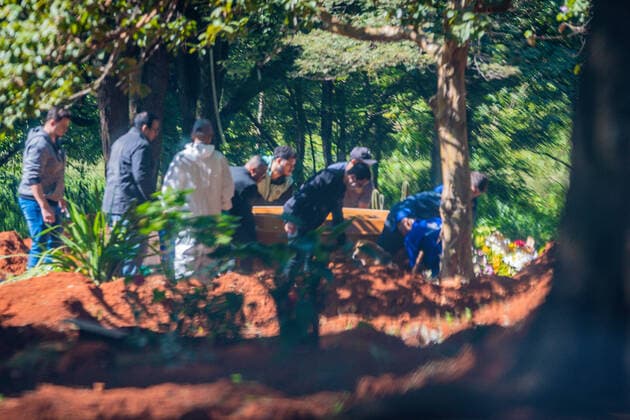 SÃO PAULO, SP - 10.04.2020: COVAS ABERTAS NO CEMITÉRIO DA VILA FORMOSA - Open pits waiting for the dead by the covid-19 and family members following burial in the cemetery of Vila Formosa located in the East Zone of the Capital Paulista, in São Paulo - SP. x1903098x  AntonioxMolina